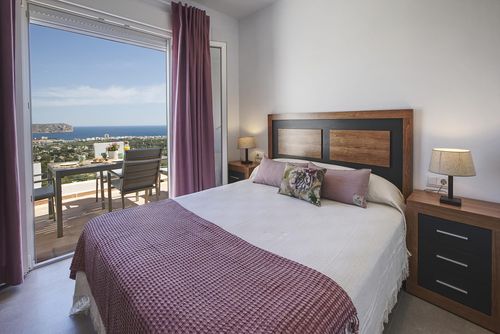 Villa Balconet Hermosa y cómoda casa de vacaciones con piscina privada en Javea, Costa Blanca, España, para 10 personas. La casa se encuentra en una zona residencial, montañosa y arbolada, a 3 km de la playa de El Arenal....