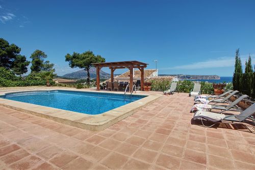 Villa Balconet Hermosa y cómoda casa de vacaciones con piscina privada en Javea, Costa Blanca, España, para 10 personas. La casa se encuentra en una zona residencial, montañosa y arbolada, a 3 km de la playa de El Arenal....