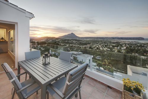 Villa Balconet Hermosa y cómoda casa de vacaciones con piscina privada en Javea, Costa Blanca, España, para 10 personas. La casa se encuentra en una zona residencial, montañosa y arbolada, a 3 km de la playa de El Arenal....