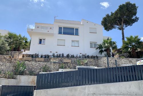 Villa Balconet Hermosa y cómoda casa de vacaciones con piscina privada en Javea, Costa Blanca, España, para 10 personas. La casa se encuentra en una zona residencial, montañosa y arbolada, a 3 km de la playa de El Arenal....