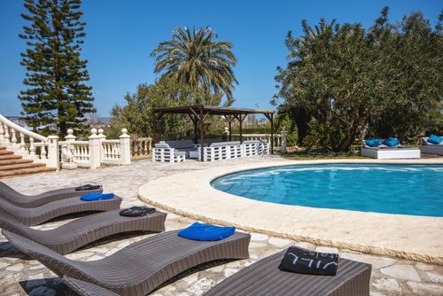 Adsubia 6 Hermosa y encantadora villa con piscina privada en Jávea, Costa Blanca, España, para 6 personas. La casa está situada en una zona residencial de playa, cerca de restaurantes, bares y supermercados, a 1 km de la playa de El Arenal, Jávea y a 1 km del Mar Mediterráneo, Jávea....