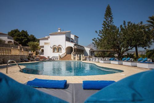Adsubia 8 Grande et charmante villa avec piscine privée à Jávea, Costa Blanca, Espagne pour 8 personnes. La maison est située dans une zone résidentielle de plage, à proximité de restaurants, bars et supermarchés, à 1 km de la plage El Arenal de Jávea et à 1 km du Mediterráneo, Jávea....