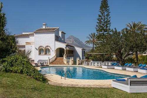 Adsubia 12 Große und komfortable Villa in Jávea, Costa Blanca, Spanien mit privatem Pool für 12 Personen. Das Haus befindet sich in einem Wohnstrandgebiet, in der Nähe von Restaurants, Bars und Supermärkten, nur 1 km vom Strand El Arenal, Jávea und vom Mediterráneo, Jávea entfernt....