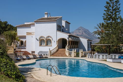 Adsubia 16 Grote en mooie villa in Javea, Costa Blanca, Spanje met privézwembad voor 16 personen. Het huis is gelegen in een residentiële strandwijk, dichtbij restaurants, bars en supermarkten, op 1 km van het strand El Arenal, Javea en op 1 km van de Middellandse Zee, Javea....