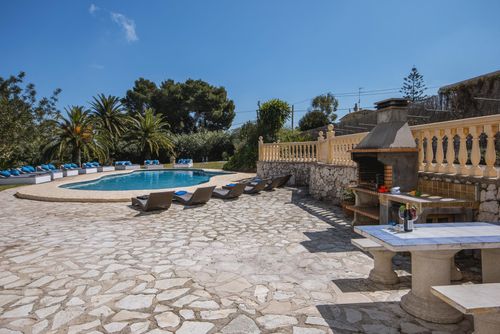 Adsubia 16 Grande et belle villa avec piscine privée à Jávea, Costa Blanca, Espagne pour 16 personnes. La maison est située dans un quartier résidentiel de plage, à proximité de restaurants, bars et supermarchés, à 1 km de la plage El Arenal, Jávea et à 1 km du Mediterraneo, Jávea....