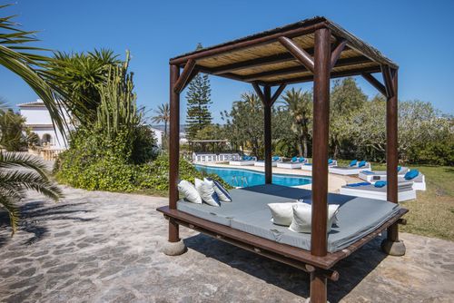 Adsubia 16 Grande et belle villa avec piscine privée à Jávea, Costa Blanca, Espagne pour 16 personnes. La maison est située dans un quartier résidentiel de plage, à proximité de restaurants, bars et supermarchés, à 1 km de la plage El Arenal, Jávea et à 1 km du Mediterraneo, Jávea....