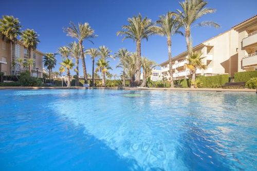 Golden Beach Appartement moderne et luxueux à Javea, Costa Blanca, Espagne pour 6 personnes. L'appartement est situé dans une zone résidentielle proche de la plage, à proximité de restaurants et de bars, de magasins, de supermarchés et d'un court de tennis, à 500 m de la plage de l'Arenal et à 0,5 km de la mer....