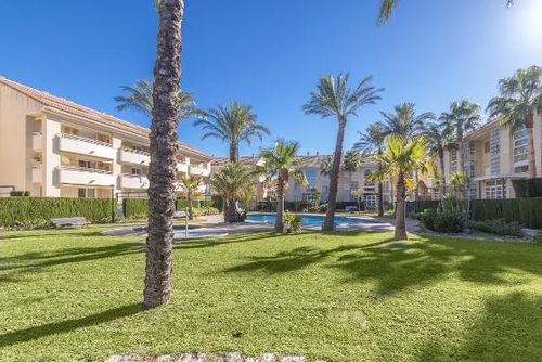 Golden Beach Modernes und luxuriöses Apartment in Javea, Costa Blanca, Spanien für 6 Personen. Das Apartment befindet sich in einer Wohngegend am Strand, in der Nähe von Restaurants und Bars, Geschäften, Supermärkten und einem Tennisplatz, nur 500 m vom Arenal-Strand und 0,5 km vom Meer entfernt....