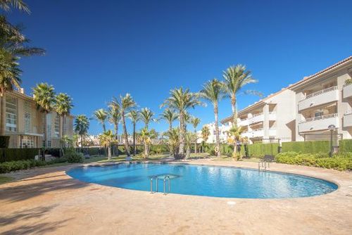 Golden Beach Modernes und luxuriöses Apartment in Javea, Costa Blanca, Spanien für 6 Personen. Das Apartment befindet sich in einer Wohngegend am Strand, in der Nähe von Restaurants und Bars, Geschäften, Supermärkten und einem Tennisplatz, nur 500 m vom Arenal-Strand und 0,5 km vom Meer entfernt....