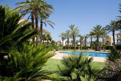 Golden Beach Moderno y lujoso apartamento en Javea, Costa Blanca, España, para 6 personas. El apartamento se encuentra en una zona residencial de playa, cerca de restaurantes y bares, tiendas, supermercados y una cancha de tenis, a 500 m de la playa de Arenal y a 0,5 km del mar....