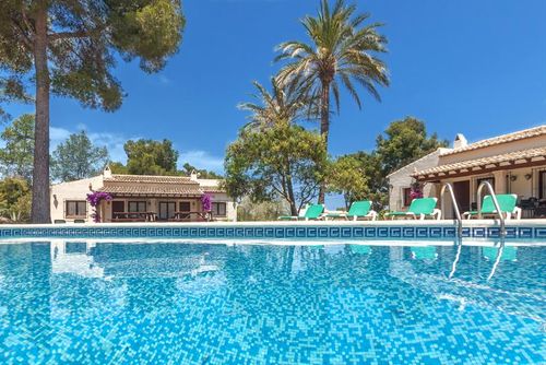 Tosalet Complex Villa avec piscine commune à Javea, Costa Blanca, Espagne pour 16 personnes. La maison est située dans une zone rurale, boisée et résidentielle....