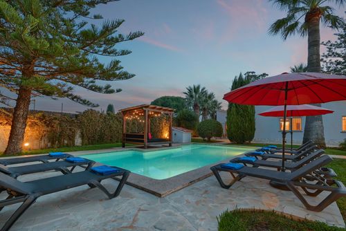 Las Marinas 4 Mooie en comfortabele villa met privézwembad in Denia, Costa Blanca, Spanje voor 4 personen. Het huis is gelegen in een landelijke en residentiële strandomgeving, dicht bij restaurants en bars, 500 m van Las Marinas, het strand van Denia, 5 km van Javea en 0,5 km van de Middellandse Zee, Javea....