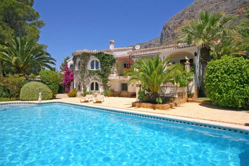 Nido de Aguila Luxusvilla mit privatem Pool in Xàbia, Costa Blanca, Spanien für 8 Personen. Die Villa befindet sich in einer hügeligen und bewaldeten Gegend....