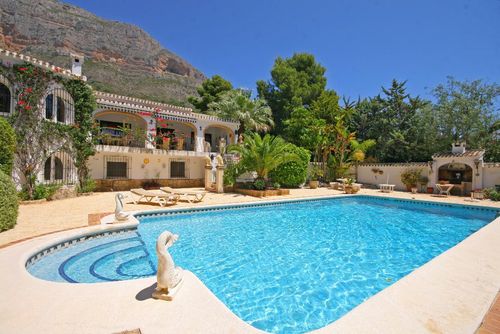 Nido de Aguila Luxe villa met privézwembad in Xàbia, Costa Blanca, Spanje voor 8 personen. De villa is gelegen in een heuvelachtig en bosrijk gebied....