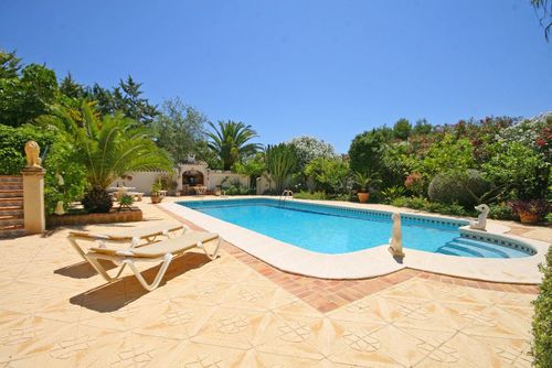 Nido de Aguila Luxusvilla mit privatem Pool in Xàbia, Costa Blanca, Spanien für 8 Personen. Die Villa befindet sich in einer hügeligen und bewaldeten Gegend....
