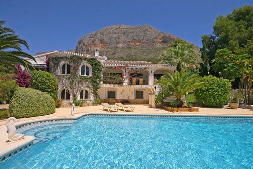 Nido de Aguila Villa de lujo con piscina privada en Xàbia, Costa Blanca, España para 8 personas. La villa está situada en una zona montañosa y arbolada....