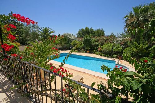 Nido de Aguila Villa de lujo con piscina privada en Xàbia, Costa Blanca, España para 8 personas. La villa está situada en una zona montañosa y arbolada....