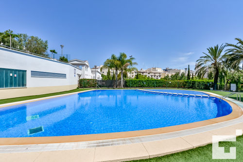 Borumbot 26 Apartamento cómodo en Calpe, Costa Blanca, España, con piscina comunitaria para 6 personas. El apartamento está situado en una zona urbana, cerca de restaurantes y bares, tiendas y supermercados, y a 200 m de la playa de Los Pinos....