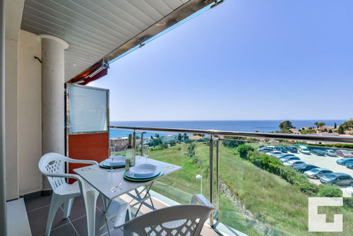 Borumbot 26 Comfortable apartment in Calpe, Costa Blanca, Spain with a communal pool for 6 persons. The apartment is situated in an urban area, close to restaurants and bars, shops and supermarkets, and 200 m from Los Pinos beach....