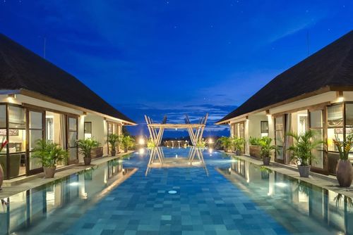 Mandalay 6BR Große und luxuriöse Villa mit privatem Pool in Seseh, Bali, Indonesien für 12 Personen. Die Villa befindet sich in ländlicher Umgebung und liegt 3 km vom Strand von Seseh entfernt....
