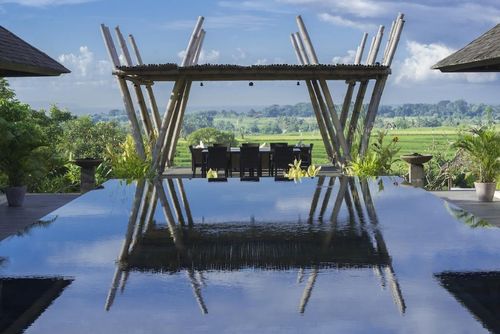 Mandalay 6BR Große und luxuriöse Villa mit privatem Pool in Seseh, Bali, Indonesien für 12 Personen. Die Villa befindet sich in ländlicher Umgebung und liegt 3 km vom Strand von Seseh entfernt....