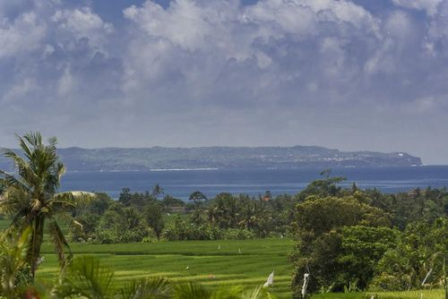Mandalay Große und luxuriöse Villa mit privatem Pool in Seseh, Bali, Indonesien für 14 Personen. Die Villa befindet sich in ländlicher Lage und ist 3 km vom Seseh-Strand entfernt....
