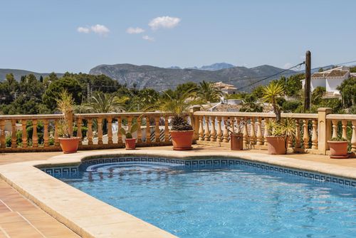 Casa Margot 4 Hermosa y alegre casa de vacaciones en Xàbia, Costa Blanca, España con piscina privada para 4 personas. La casa está situada en una zona residencial, costera y montañosa....