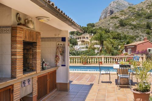 Casa Margot 4 Magnifique et joyeuse maison de vacances avec piscine privée à Jávea, Costa Blanca, Espagne pour 4 personnes. La maison est située dans un quartier résidentiel côtier et vallonné....