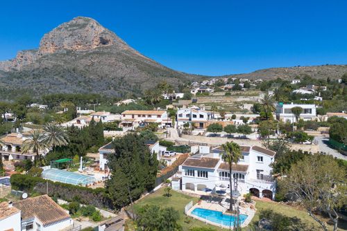 Les Carrasquetes 4 pax Amplia y agradable villa con piscina privada en Jávea, Costa Blanca, España para 4 personas. La casa está situada en una zona costera, arbolada y residencial, cerca de restaurantes y bares....