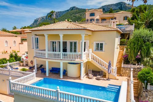 Casa Penney Villa confortable à Denia, Costa Blanca, Espagne, avec piscine chauffée pour 6 personnes. La maison est située dans un quartier résidentiel en pente et se trouve à 3 km de la plage de Las Marinas....