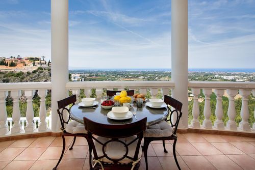 Casa Penney Villa confortable à Denia, Costa Blanca, Espagne, avec piscine chauffée pour 6 personnes. La maison est située dans un quartier résidentiel en pente et se trouve à 3 km de la plage de Las Marinas....