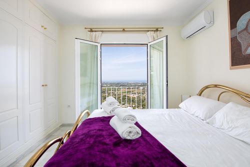 Casa Penney Comfortabele villa in Denia, Costa Blanca, Spanje met verwarmd zwembad voor 6 personen. Het huis is gelegen in een heuvelachtige woonwijk en ligt op 3 km van het strand van Las Marinas....