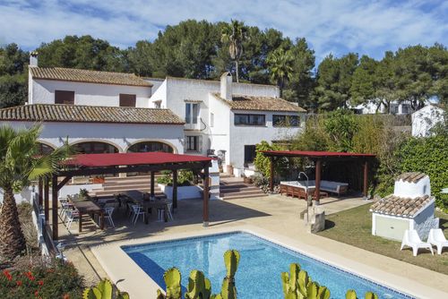Casa Rosalia 12 pax Grande villa classique avec piscine privée à Javea, Costa Blanca, Espagne, pour 12 personnes. La maison est située dans une zone rurale et boisée près de la plage....