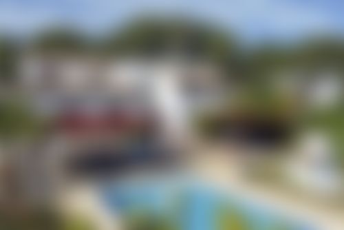 Casa Rosalia 12 pax Grote en klassieke villa in Javea, Costa Blanca, Spanje met privézwembad voor 12 personen. De villa is gelegen in een landelijk en bebost strandgebied.</p>
<p>De villa heeft 6 slaapkamers en 6 badkamers, verdeeld over 2 niveaus. De accommodatie biedt privacy, een prachtige gras tuin met grind en bomen, een heerlijk zwembad en een prachtig uitzicht op de vallei. Het comfort en de nabijheid van het strand, sportactiviteiten, entertainmentfaciliteiten, uitgaansgelegenheden, bezienswaardigheden en cultuur maken dit een uitstekende villa om uw vakantie in Spanje door te brengen met familie of vrienden, en zelfs met uw huisdieren.</p>
<p><b>Interieur van de villa</b></p>
<ul>
<li>Grote villa verdeeld over 2 niveaus</li>
<li>Woonkamer met televisie, DVD-speler, hifi, iPod-dock en plafondventilator</li>
<li>Extra woonkamer</li>
<li>Open haard in de woonkamer (hout)</li>
<li>Balkon</li>
<li>6 slaapkamers en 6 badkamers</li>
<li>Satellietschotel (Astra) en kabeltelevisie (TDT)</li>
<li>Bijkeuken met wasmachine</li>
</ul>
<p><b>Keuken</b></p>
<ul>
<li>Keuken met elektrische kookplaat, elektrische oven, magnetron, vaatwasser, koel-vriescombinatie, koffiezetapparaat, waterkoker, mixer, broodrooster, citruspers en waterdispenser</li>
</ul>
<p><b>Slaapkamers en badkamers</b></p>
<ul>
<li>3 slaapkamers met airconditioning, elk met tweepersoonsbed (afmetingen 200 bij 160 cm) en eigen badkamer</li>
<li>Slaapkamer met tweepersoonsbed (afmetingen 200 bij 160 cm), ventilator en eigen badkamer</li>
<li>Slaapkamer met tweepersoonsbed (afmetingen 200 bij 160 cm) en ventilator</li>
<li>Slaapkamer met 2 eenpersoonsbedden (afmetingen 200 bij 90 cm) en ventilator</li>
<li>Badkamer en-suite met dubbele wastafel, douche en toilet</li>
<li>3 badkamers en-suite, elk met enkele wastafel, douche en toilet</li>
<li>2 badkamers, elk met enkele wastafel, bad/douche en toilet</li>
</ul>
<p><b>Exterieur van de villa</b></p>
<ul>
<li>Groot en omheind perceel</li>
<li>Privézwembad van 10m x 5m en 2m diep</li>
<li>Prachtige gras tuin met grind, bomen en tuinmeubilair met ligstoelen</li>
<li>4 terrassen, waarvan 2 overdekt</li>
<li>Barbecue</li>
<li>Buitendouche</li>
<li>Zitgedeelte buiten en eetgedeelte buiten</li>
<li>3 eigen overdekte parkeerplaatsen en 10 privéparkeerplaatsen</li>
</ul>
<p><b>Meer informatie</b></p>
<ul>
<li>Dichtstbijzijnde stad: Javea (binnen 5 kilometer van de villa)</li>
<li>Dichtstbijzijnde strand: El Arenal, Javea (binnen 5 kilometer van de villa)</li>
<li>Dichtstbijzijnde haven: Puerto aduanas del mar, Javea (binnen 5 kilometer van de villa)</li>
<li>Dichtstbijzijnde park: Tarraula, Javea (binnen 2 kilometer van de villa)</li>
<li>Dichtstbijzijnde vliegveld: Alicante (binnen 100 kilometer van de villa)</li>
<li>Tweede dichtstbijzijnde vliegveld: Valencia (> 100 kilometer)</li>
<li>Huisdieren toegestaan</li>
<li>De accommodatie is zeer geschikt voor gezinnen met kinderen</li>
</ul>
<p><b>Faciliteiten en diensten inbegrepen in de huurprijs van de villa</b></p>
<ul>
<li>Internet (WiFi)</li>
<li>Strijkijzer en strijkplank</li>
<li>Beddengoed en handdoeken</li>
<li>Receptieservice en 24-uurs nooddienst</li>
<li>Paddlebaan en voetbalveld</li>
<li>Tafeltennis</li>
<li>Centrale verwarming en airconditioning</li>
</ul>
<p><b>Faciliteiten en diensten tegen extra kosten</b></p>
<ul>
<li>Luchthavenservice</li>
<li>Extra bed en kinderbedden/-bedjes (op aanvraag)</li>
</ul>
<p><b>Entertainment en vrijetijdsactiviteiten voor uw vakantie in Javea, Costa Blanca</b></p>
<ul>
<li>Bioscoop, theater, discotheek, bar, boulevard (El Arenal en Javea) (binnen 5 kilometer van de woning)</li>
</ul>
<p><b>Bezienswaardigheden en cultuur in Javea, Costa Blanca</b></p>
<ul>
<li>Museum (Histórico de Javea, Javea), kerk (San Bartolome, Pueblo, Javea), monument (Pueblo de Javea, Javea), architectonisch gebouw (Histórico de Javea, Javea), historische plaats (Pueblo de Javea en Javea) (binnen 5 kilometer van de accommodatie)</li>
<li>Ruïne (Molinos de Viento en Javea) (binnen 10 kilometer van de accommodatie)</li>
<li>Kasteel (Portal de la Vila en Denia) (binnen 25 kilometer van de accommodatie)</li>
</ul>
<p><b>Sporten</b>...