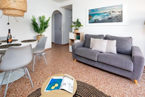 Holiday Beach Geweldig en comfortabel appartement in Denia, Costa Blanca, Spanje met een gemeenschappelijk zwembad voor 4 personen. Het appartement is gelegen in een residentieel strandgebied, dicht bij restaurants en bars en slechts 25 m van het strand van Las Marinas....