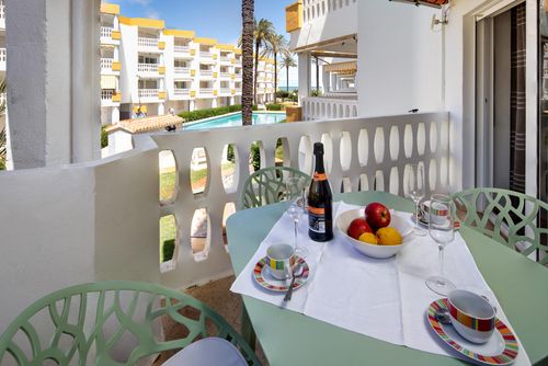 Holiday Beach Magnifique et confortable appartement avec piscine commune à Denia, Costa Blanca, Espagne pour 4 personnes. L'appartement est situé dans une zone résidentielle près de la plage, à proximité des restaurants et bars, à 25 mètres de la plage de Las Marinas....