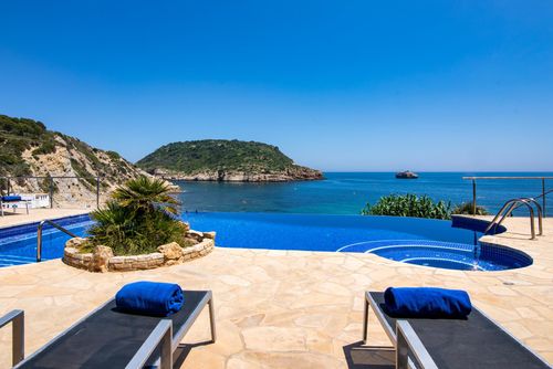 Casa Alicia10 Encantadora y confortable villa con piscina privada en Jávea, Costa Blanca, España para 10 personas. La casa está situada en una zona residencial de playa con colinas y a 25 m de la playa La Barraca....