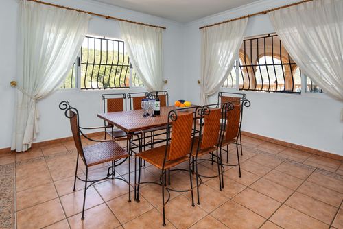 Casa Alicia10 Charmante et confortable villa à Javea, Costa Blanca, Espagne, avec piscine privée pour 10 personnes. La maison est située dans une zone résidentielle et vallonnée près de la plage, à 25 m de la plage de La Barraca....