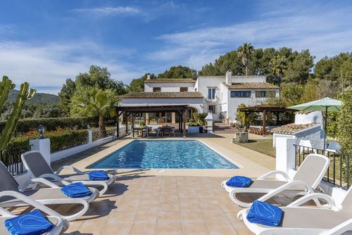 Casa Rosalia 22 pax Grande et joyeuse villa de luxe à Javea, Costa Blanca, Espagne, avec piscine privée pour 22 personnes. La villa est située dans un cadre rural et boisé, à proximité de la plage....