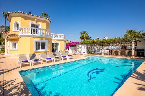 Villa Coral Villa confortable à Denia, Costa Blanca, Espagne, avec piscine privée pour 8 personnes. La maison est située dans un quartier urbain et vallonné, à 2 km de la plage de La Marineta et à 3 km du centre de Denia....