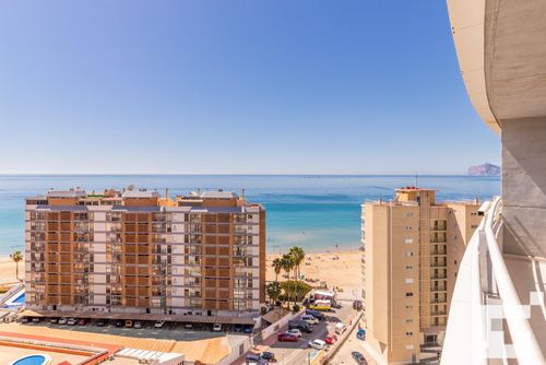 Apolo XIV 104 Appartement in Calpe, Costa Blanca, Spanje met een gemeenschappelijk zwembad voor 6 personen. Het appartement is gelegen nabij restaurants en cafés, winkels en supermarkten, en ligt op 25 m van het Arenal-Bol strand....