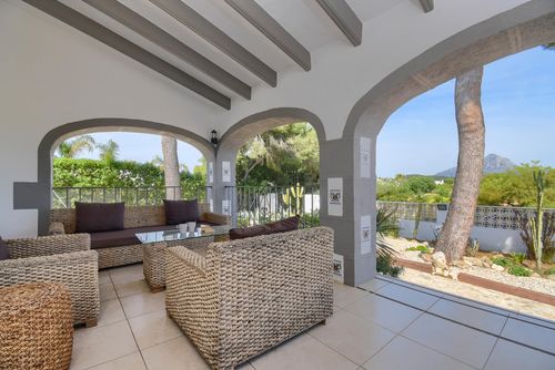 Villa Luna Grote en comfortabele villa met privézwembad in Jávea, Costa Blanca, Spanje voor 8 personen. Het huis is gelegen in een bosrijke en residentiële strandomgeving en op 2 km van El Arenal, het strand van Jávea....