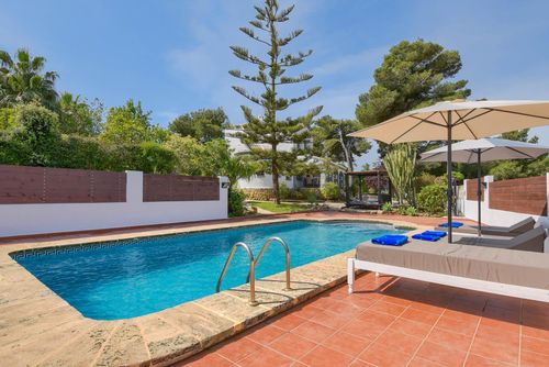 Villa Luna 6 Large and comfortable villa with private pool in Jávea, Costa Blanca, Spain for 6 persons. The house is situated in a wooded and residential beach area and is 2 km from El Arenal, Jávea beach....