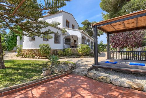Villa Luna 4 Villa rústica y clásica con piscina privada en Jávea, Costa Blanca, España para 4 personas. La casa está situada en una zona de playa residencial y arbolada, a 2 km de la playa El Arenal, Jávea....