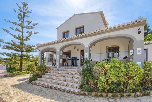 Villa Luna 4 Villa rustique et classique avec piscine privée à Javea, Costa Blanca, Espagne pour 4 personnes. La maison est située dans une zone résidentielle boisée près de la plage et à 2 km de la plage El Arenal, Javea....