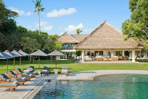 Atas Ombak Grande et luxueuse villa avec piscine privée à Seminyak, Bali, Indonésie, pour 10 personnes. La villa est située dans une zone rurale en bord de mer, à 25 m de la plage de Batu Belig et à 0,025 km de la mer....
