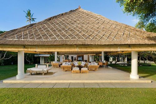 Atas Ombak Amplia y lujosa villa con piscina privada en Seminyak, Bali, Indonesia, para 10 personas. La villa se encuentra en una zona rural de playa, a 25 m de la Playa Batu Belig y a 0....