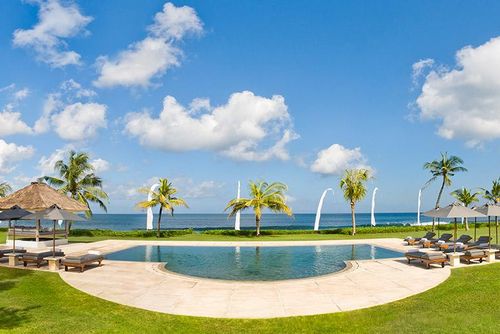 Atas Ombak Grande e lussuosa villa con piscina privata a Seminyak, Bali, Indonesia, per 10 persone. La villa è situata in una zona rurale vicino alla spiaggia, a 25 m dalla Spiaggia di Batu Belig e a 0,025 km dal mare....