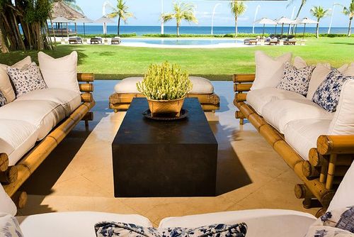 Atas Ombak Grande et luxueuse villa avec piscine privée à Seminyak, Bali, Indonésie, pour 10 personnes. La villa est située dans une zone rurale en bord de mer, à 25 m de la plage de Batu Belig et à 0,025 km de la mer....