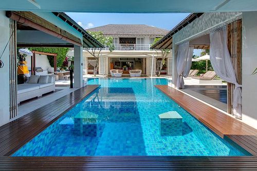 Jajaliluna Große und luxuriöse Villa in Seminyak, Bali, Indonesien mit privatem Pool für 8 Personen. Die Villa befindet sich in einer Wohngegend und ist 2 km vom Strand von Seminyak entfernt....